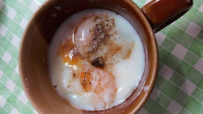 ไข่ลวกในถ้วยดินเผา โรยพริกไทย