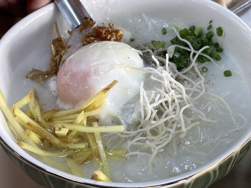 โจ๊กใส่ไข่ลวก ขิงซอย หมี่กรอบ และต้นหอม
